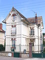 English: One of the "Bérard houses", in Migennes, Yonne, France. Français : Une des "Maisons Bérard", à Migennes, Yonne, France.