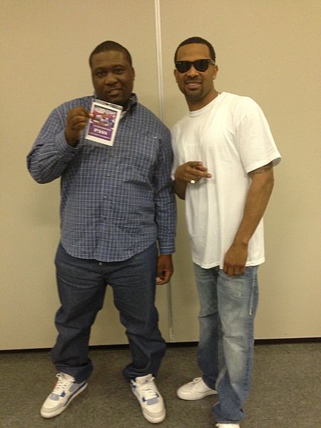 File:Mike Epps & a fan in Houston February 1, 2013 2013-09-08 22-11.jpg