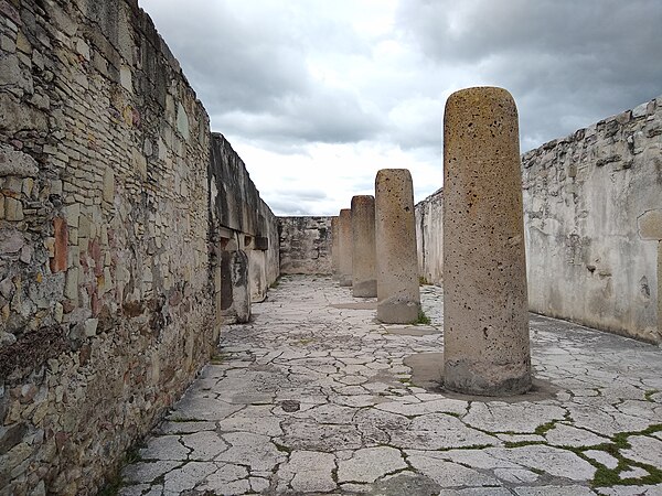 Palace column room