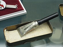 An ampoule of morphine with integral needle for immediate use. Also known as a "syrette". From WWII. On display at the Army Medical Services Museum. Morphine Monojet.jpg