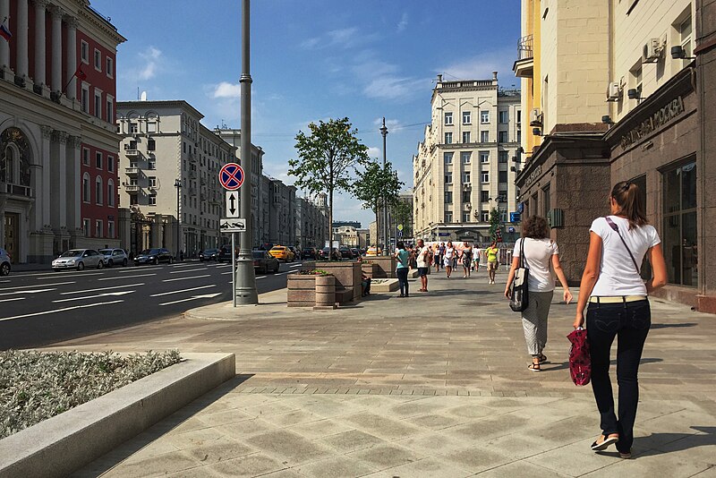 File:Moscow, Tverskaya 6, new sidewalk pavement (31451164042).jpg