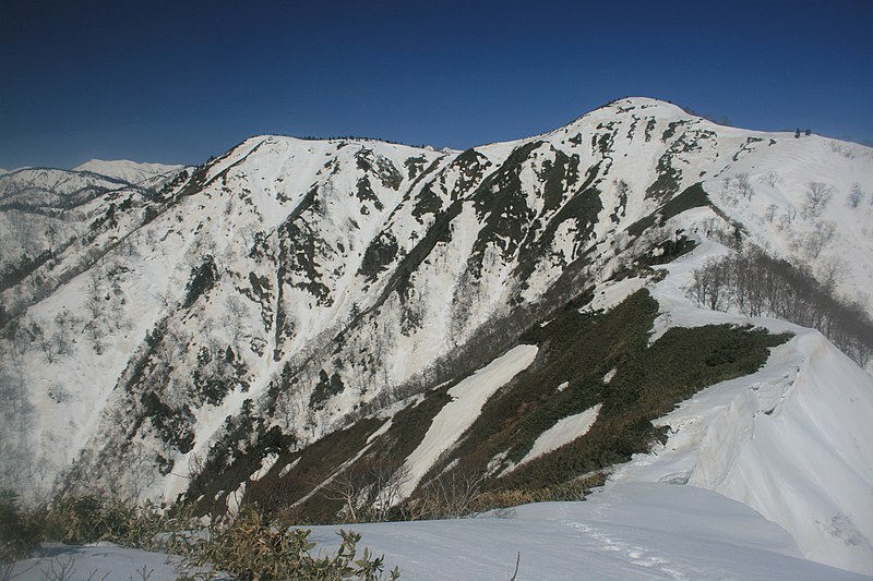 File:Mount Hideri and Bessan 2009-04-07.jpg