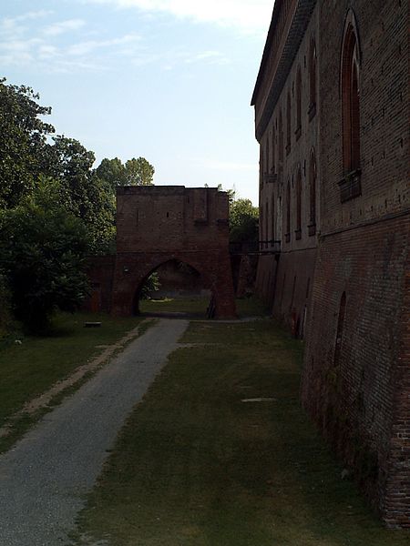 File:Mura ovest del Castello e fossato.jpg