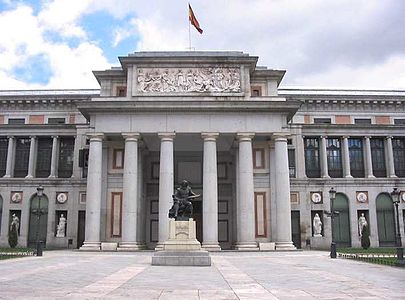 Le musée du Prado et la statue en bronze de Diego Vélasquez