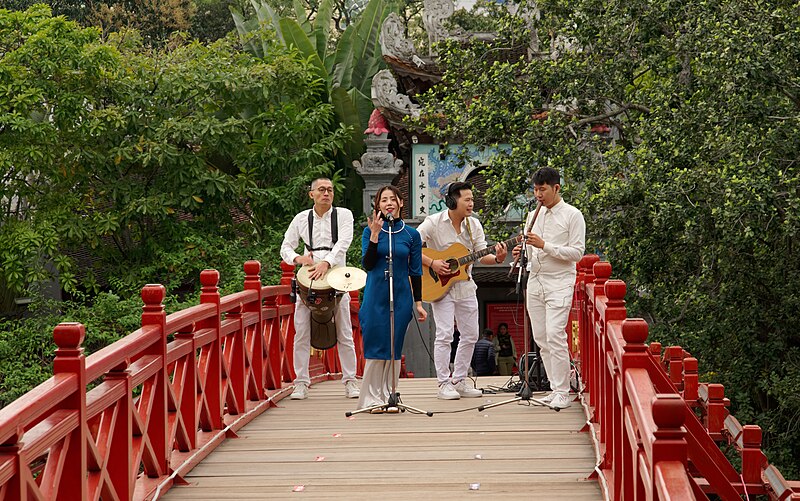 File:Musical group on The Huc Bridge in Hanoi, 20240123 1402 3331.jpg