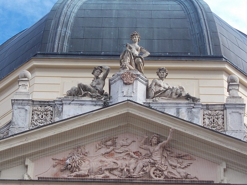 File:Nationaltheater, drei Frauen Skulpturengruppen, Diana-Relief, 2022 Pécs.jpg