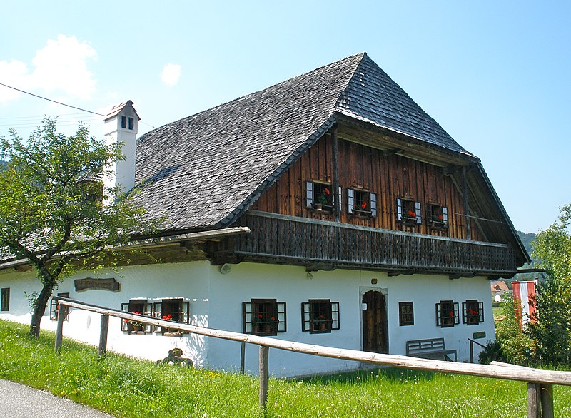 File:Neukirchen bei Altmünster Heimathaus.JPG