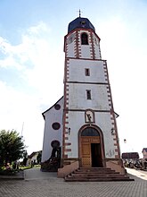 Tour-porche du XIIe remaniée au XVIIIe