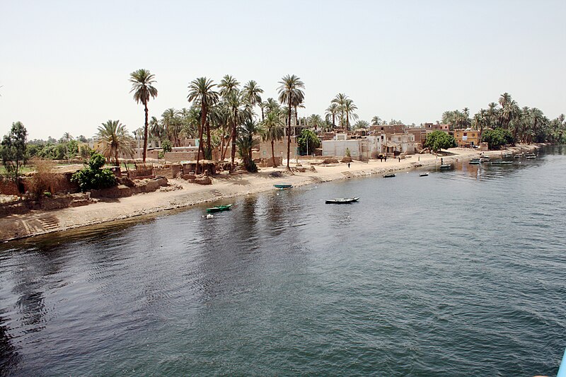 File:Nile Esna Edfu 19.jpg