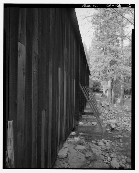 File:OBLIQUE VIEW OF EAST ELEVATION FACING NORTH SHOWING BOARD CONSTRUCTION DETAILS. - Wawona Covered Bridge, Spanning South Fork Merced River on service road, Wawona, Mariposa County HAER CAL,22-WAWO,5-10.tif