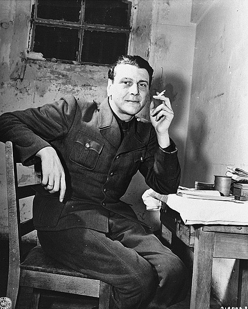 סקורצני ממתין להעיד במשפטי נירנברג, 24 בנובמבר 1945