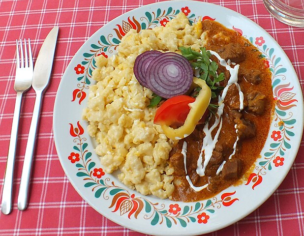 Il s'agit d'un ragoût à base de viande rouge ou blanche, d'oignon rouge et de paprika.