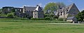 Abbaye de Beauport : vue des bâtiments depuis le chemin côtier, à l'est. Kérity, commune de Paimpol, Côtes d'Armor, France.