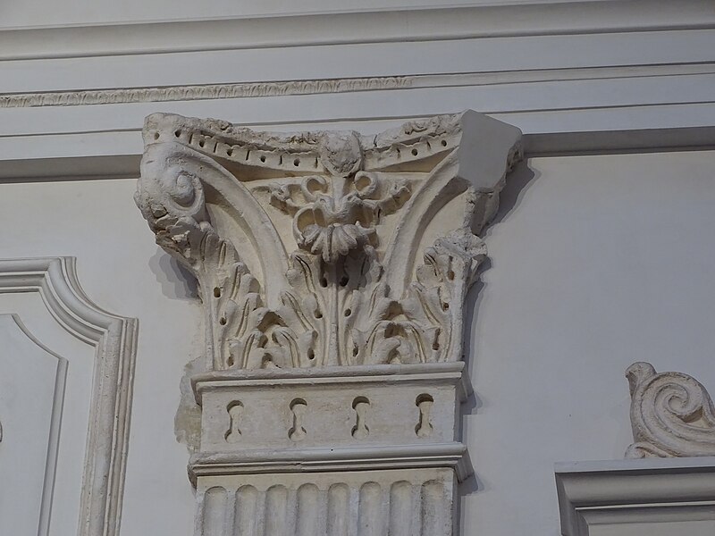 File:Palacio Pereira - detalle capitel (12).jpg