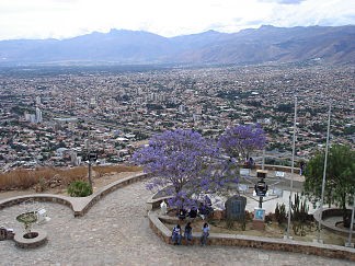 Südabbruch der Kordilliere zum Becken von Cochabamba mit dem Cerro Tunari im Hintergrund links