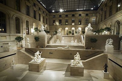 大ルーヴル計画で修復された、リシュリュー翼の展示室クール・マルリ。フランス人芸術家の彫刻作品が展示されている。