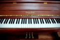 Photographie d'un piano moderne George Steck.