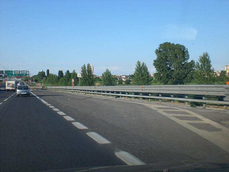 File:Piazzola di sosta autostrada A57.jpg