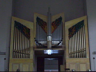 The pipe organ in the chapel of San Carlos Seminary, Makati, Philippines exhibits a modern facade. Pipe Organ of San Carlos Seminary.jpg