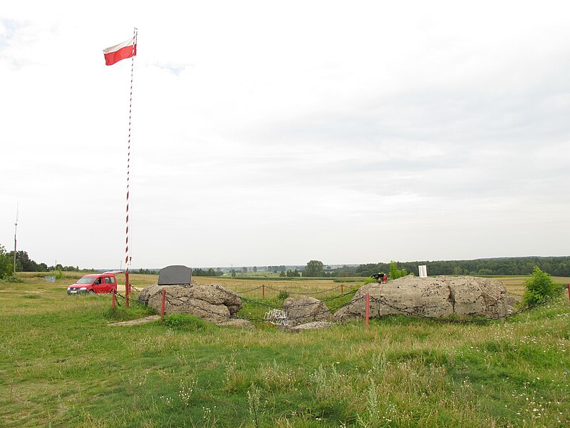 File:Podlaskie - Zawady - Góra Strękowa - Bunkier - rzut; front - v-ENE.jpg