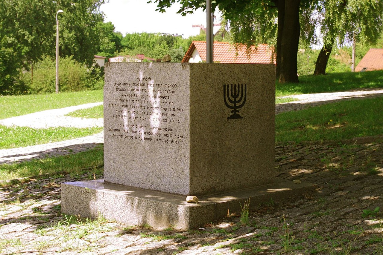Pomnik - miejsce synagogi w Będzinie - panoramio.jpg