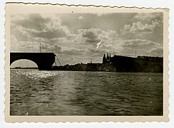 Le pont après sa destruction partielle, en 1944.