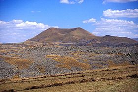Le principal cône volcanique du Porak dominant une coulée de lave en bloc en Arménie.