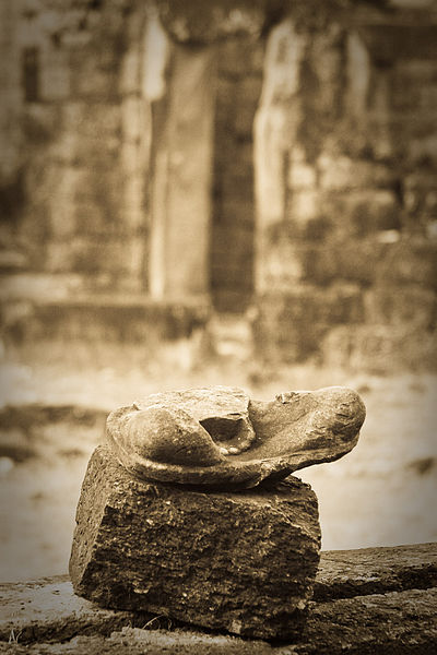 File:Preah Ko - Statue Base (4195732010).jpg