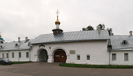 Pskov SnetogorskyMonGateChurch.jpg