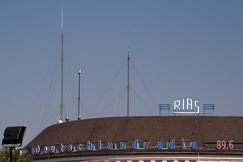 File:RIAS-Funkhaus Antennen 01.05.2012 13-33-59.jpg