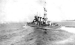 O navio de guerra italiano Conte di Cavour em Nápoles durante a revista naval de 1938