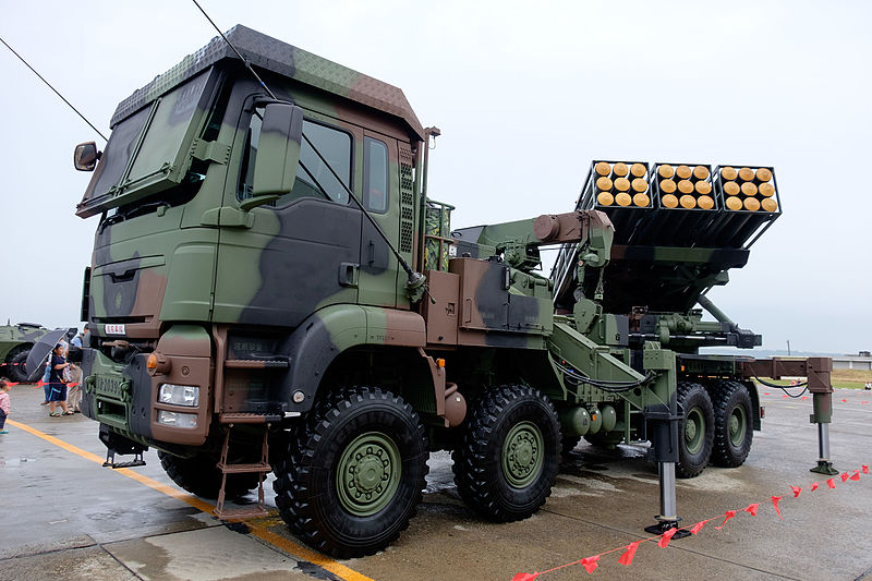 File:ROCA Thunderbolt 2000 Multiple Launch Rocket System Display at Hsinchu Air Force Base 20151121a.jpg