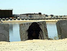 Dalles de clôture à la frontière égyptienne, utilisées pour réparer les rives d'un étang de traitement des eaux usées, 2018.