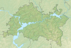 Mapa konturowa Tatarstanu, po lewej nieco u góry znajduje się owalna plamka nieco zaostrzona i wystająca na lewo w swoim dolnym rogu z opisem „Jezioro Izumrudnoje”