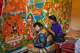 Deux artistes peignant une fresque