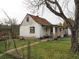 Родна кућа Лепе Радић у Гашници. Оригинална кућа је запаљена од усташа јула 1942, након битке на Козари
