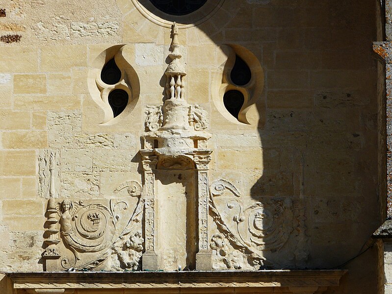 File:Rouffignac-Saint-Cernin église au-dessus portail (1).JPG