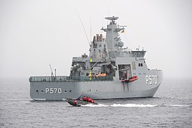HDMS Knud Rasmussen sammen med et fartøj fra US Coast Guard