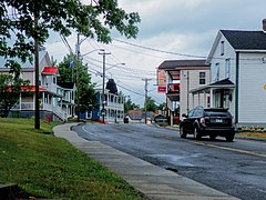 La route 218 partage son itinéraire avec la route 269 à travers Saint-Gilles.