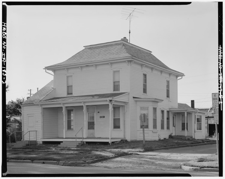 File:SOUTH FRONT AND EAST SIDE - Phillip Hoffman House, 309 High Avenue West, Oskaloosa, Mahaska County, IA HABS IOWA,62-OSK,20-2.tif