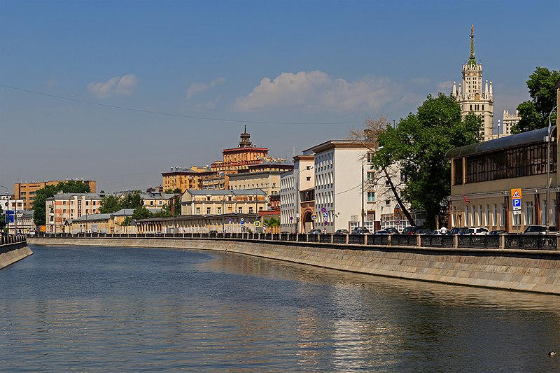 File:Sadovnicheskaya Embankment in Moscow - view from Ozerkovskaya Embankment 01.jpg