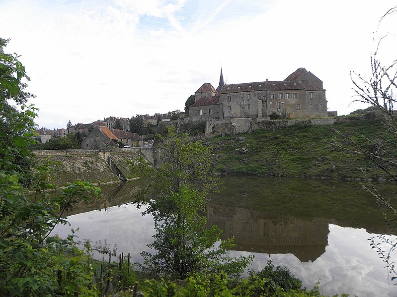 File:Saint-Benoît-du-Sault (36) Prieuré 01.JPG