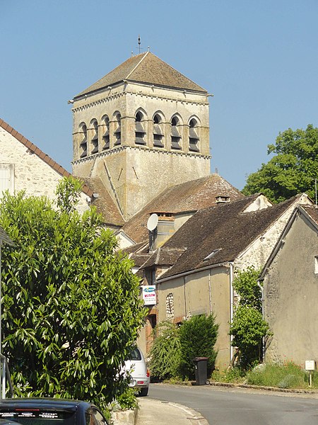 File:Saint-Loup-de-Naud (77), église St-Loup, approche par l'est 1.jpg