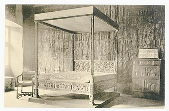 Lit d'Antoine de Lorraine, bois de lit sculpté, peint et doré, XVIe siècle, Mobilier national, déposé au Musée lorrain, à Nancy. Carte postale du premier tiers du XXe siècle.
