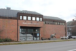 A bronze polar bear made by sculptor Skule Waksvik is by the main entrance. Sandefjord Muzeum Wielorybnictwa 2.jpg