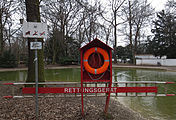 English: Life saver at Hirschgarten Munich. Deutsch: Rettungsring und Rettungsleiter im Münchner Hirschgarten (am See).