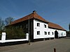 Wolfhagerderhof. Hoeve van baksteen met vensters in Naamse steen en aan de binnenplaats vakwerk