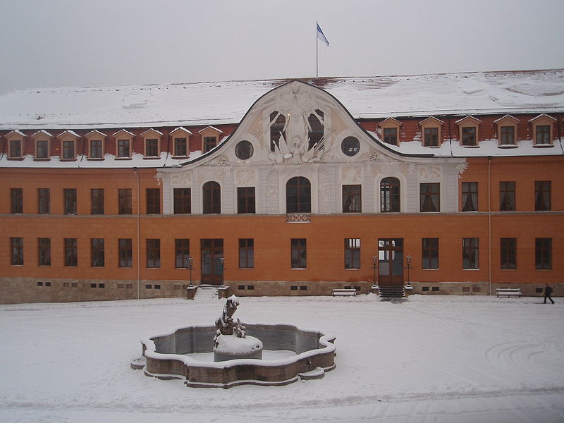 File:Schloss SDH Westflügel und Brunnen.JPG