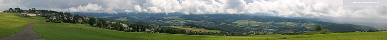 Widok z Bernsbach na Schwarzenberg, Lauter i Aue