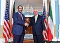 Davlat kotibi Tillerson va Kuvayt vaziri as-Saboh Vashingtondagi uchrashuvidan oldin suratga tushishdi (35409315622) .jpg